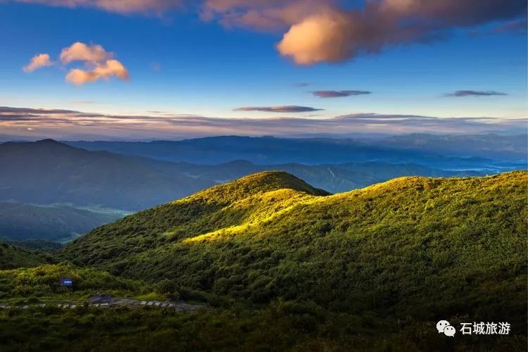 多彩石城高山上流雲壯美八卦腦