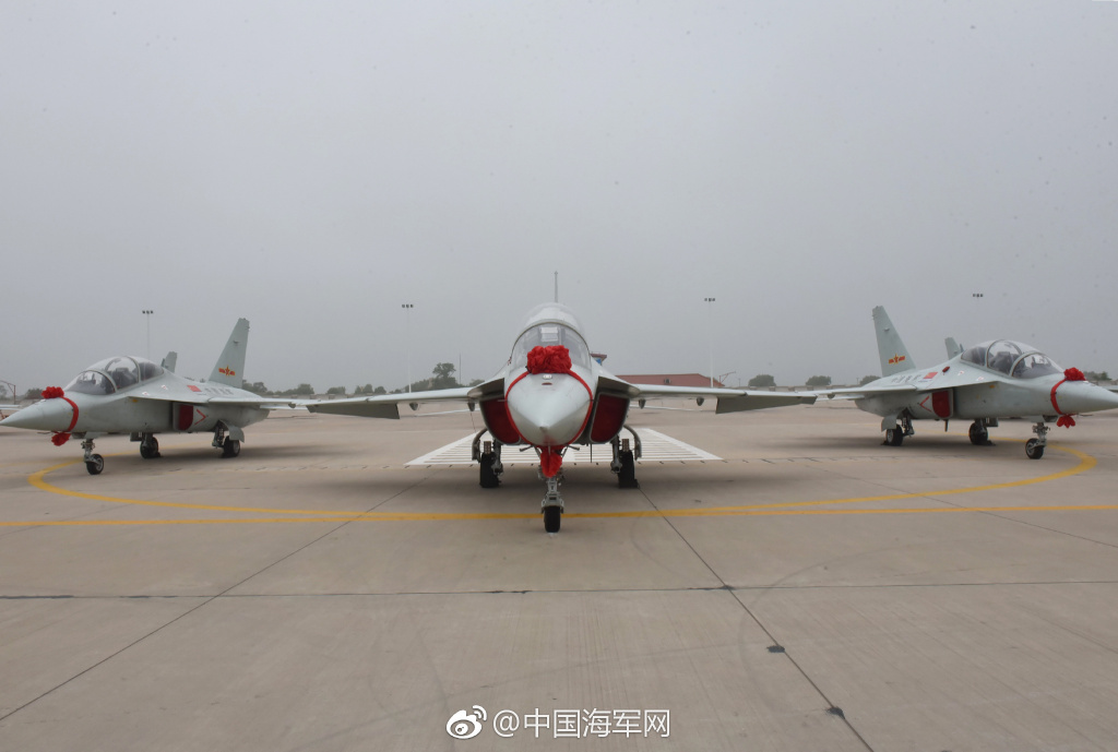 一次12架!中国海军列装大批歼教10新型教练机