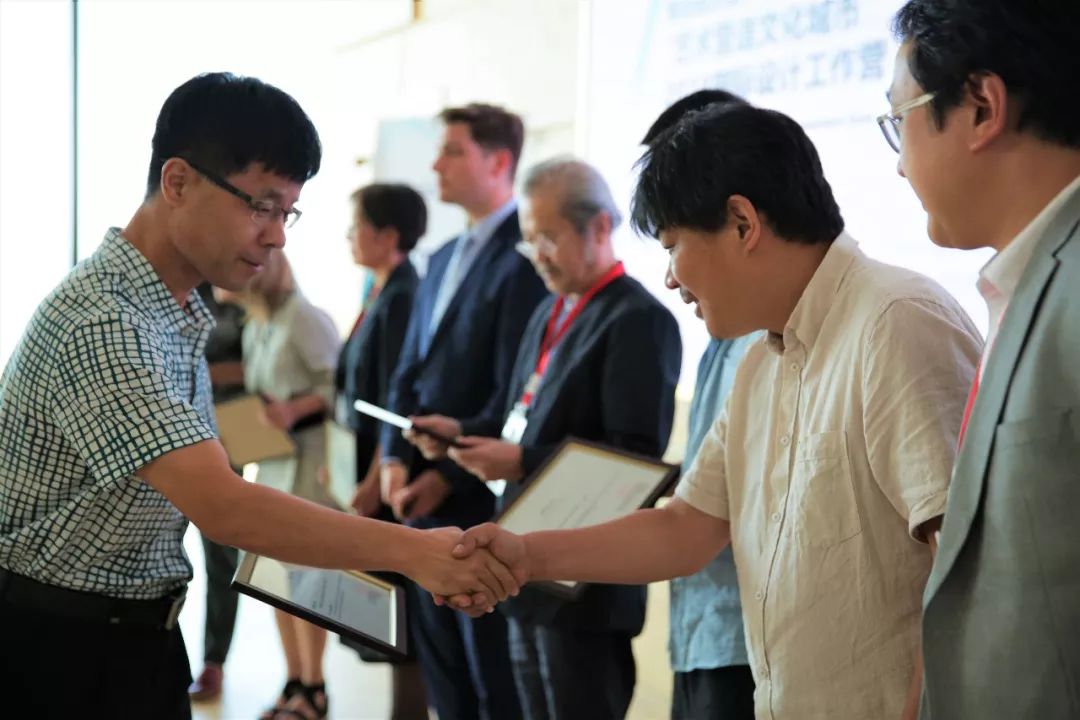 闫庆华副主任为与会的国内外专家颁发烟台市经济技术开发区公共艺术