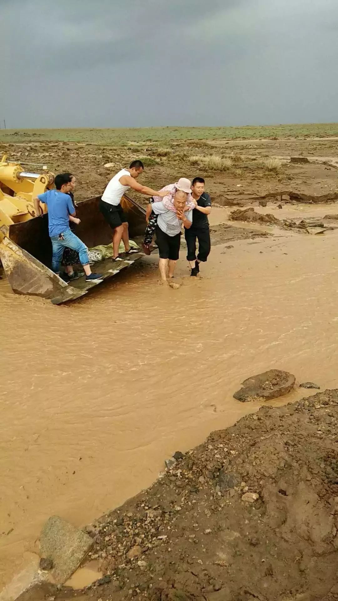 惊心动魄乌拉特后旗抗洪一线接连上演生死救援