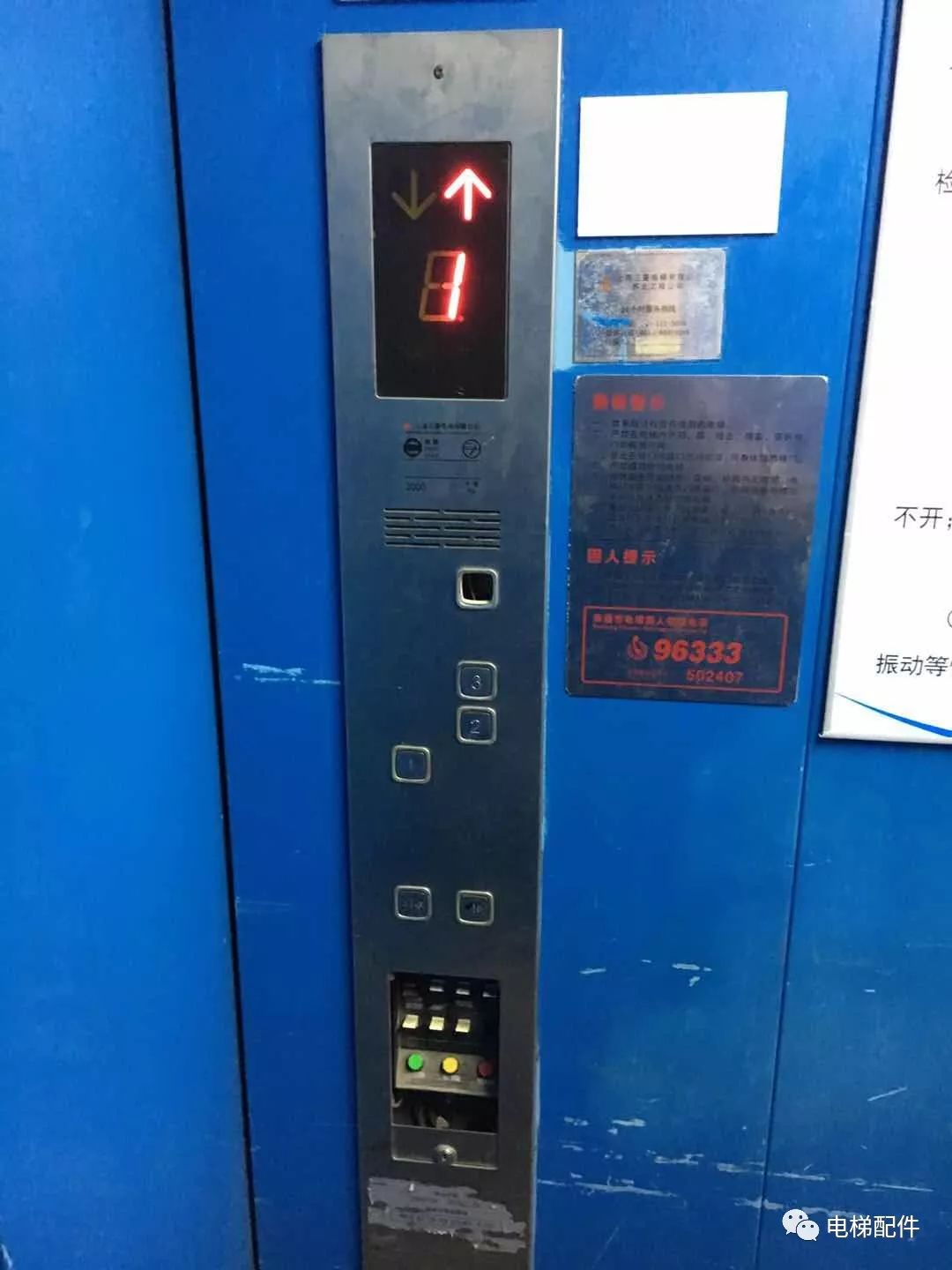 這電梯再不修主機都磨成灰了