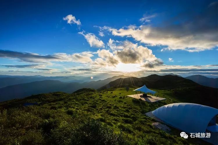 多彩石城高山上流雲壯美八卦腦