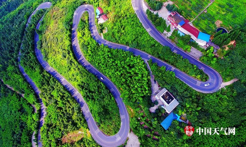 城事| 航拍重慶雨後盤山公路 宛如