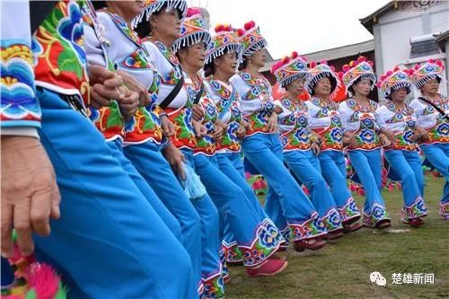 这个周末楚雄要火七彩云南2018民族赛装文化节暨中国楚雄彝族火把节拉