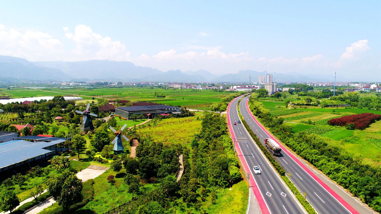 县大力推进美丽乡村和"四好农村路"建设,通过"公路 生态 旅游"等模式