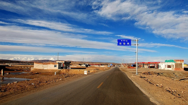 附区唐古拉山镇的驻地,青藏公路由此经过,路上的司机俗称它为沱沱河镇