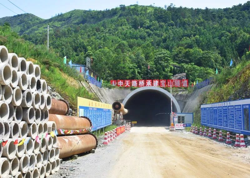 记者在闹村乡上南村至水头镇贡后村农村道路改造提升工程宝山隧道施工