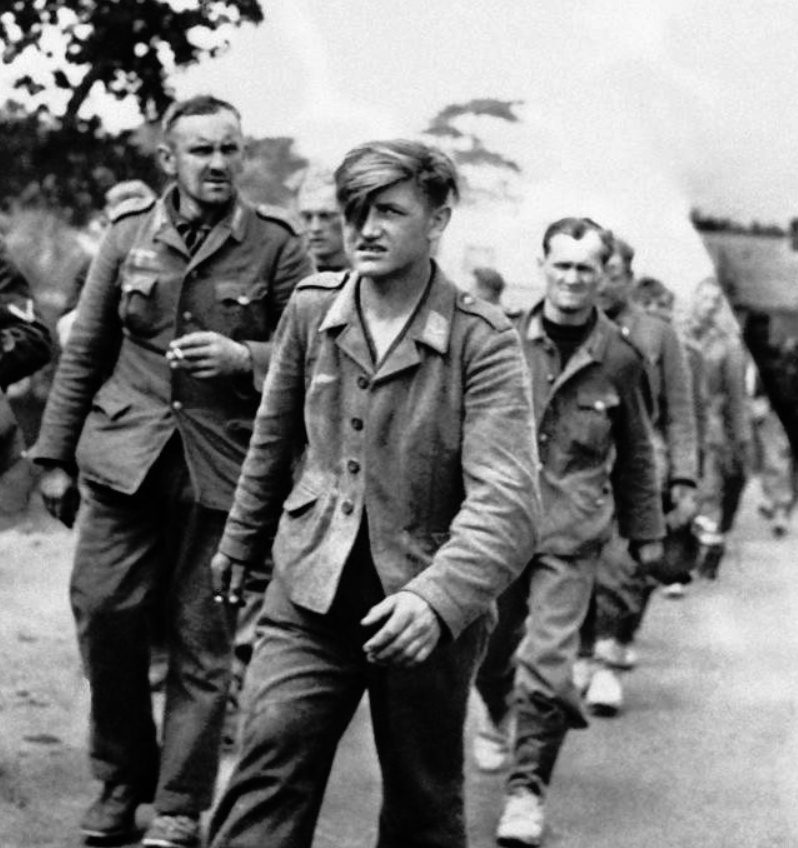 投降的德军战俘,他们将被收押在美军战俘营中等待战争的结束