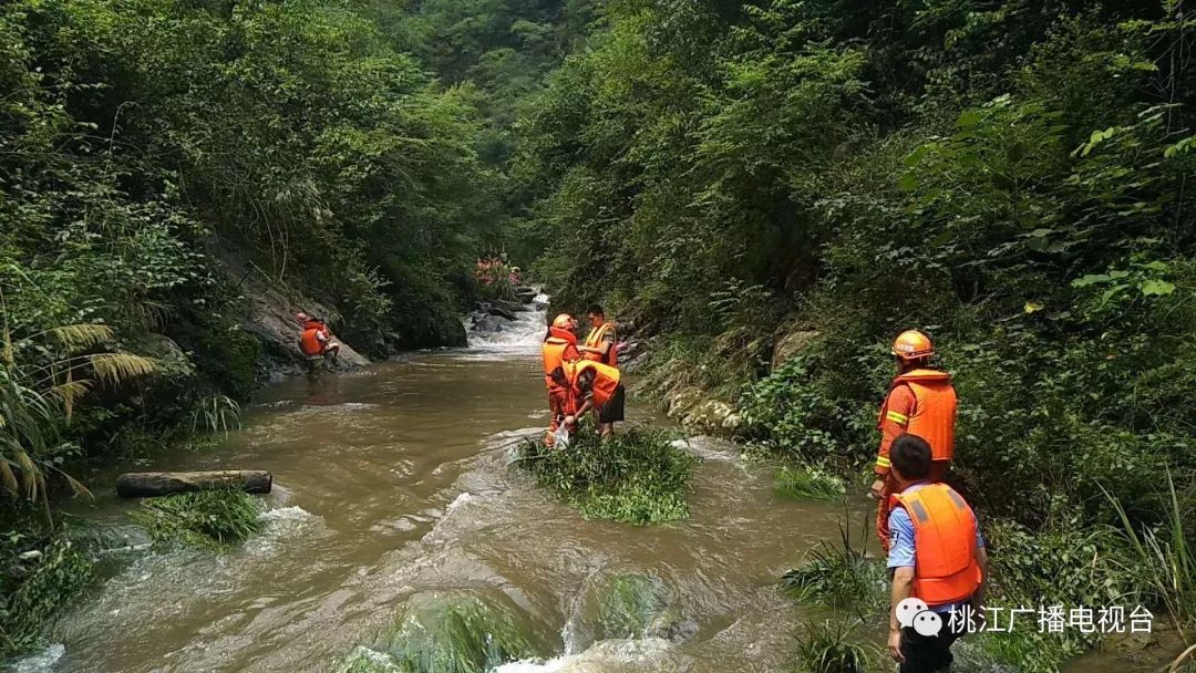 松木塘南河衝溯溪突發山洪歷時4小時成功解救被困34名遊客