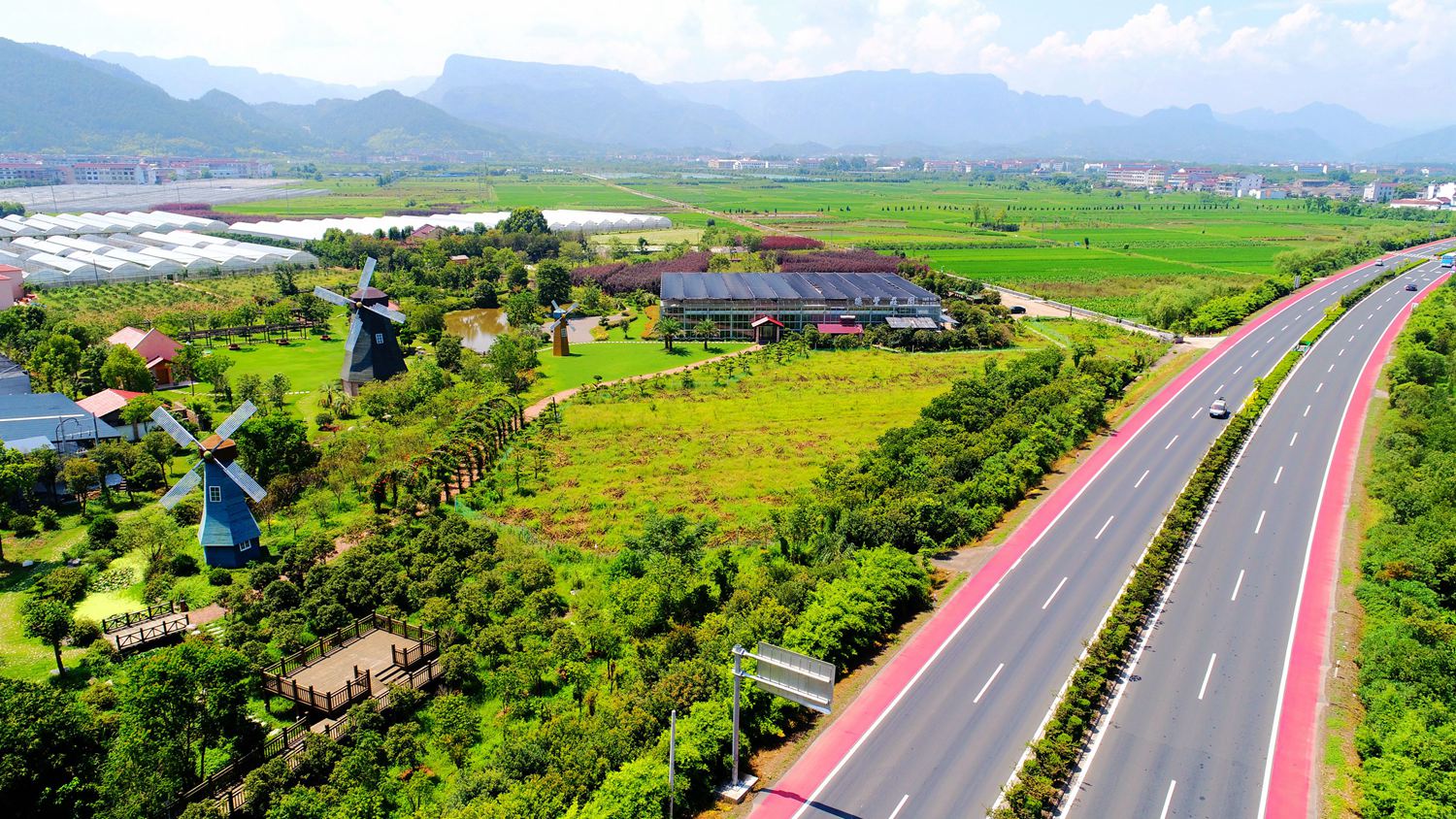 县大力推进美丽乡村和"四好农村路"建设,通过"公路 生态 旅游"等模式