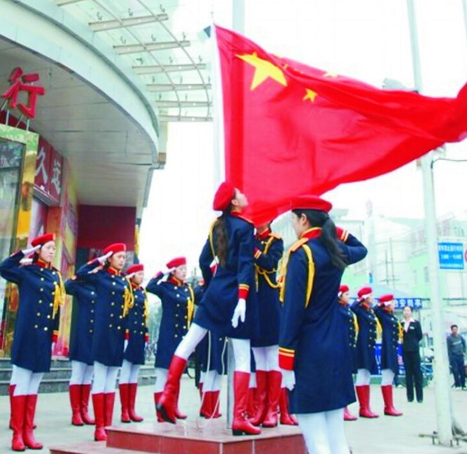 把祖國鮮豔的五星紅旗在朝陽映照下冉冉升起!