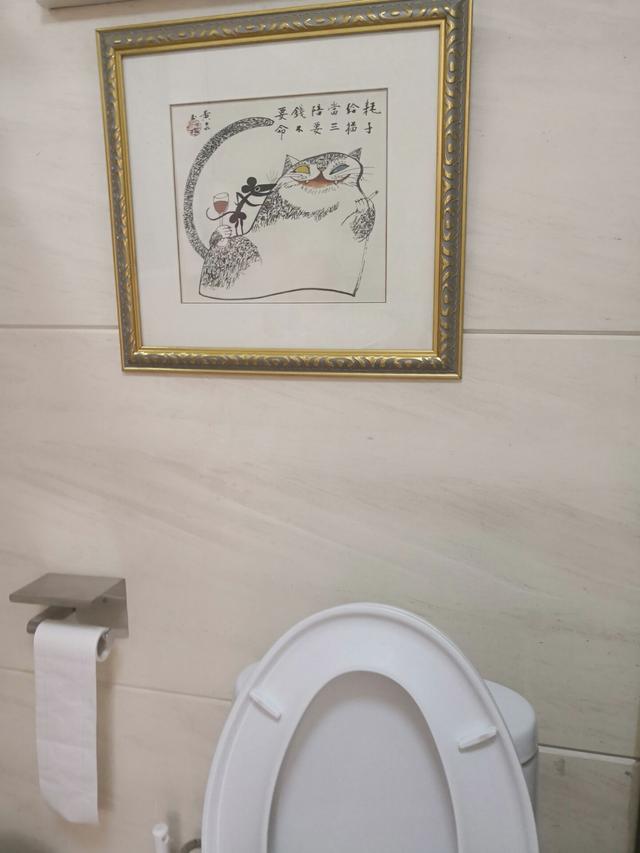 宋庄画家村把黄永玉的画作放在厕所里装饰