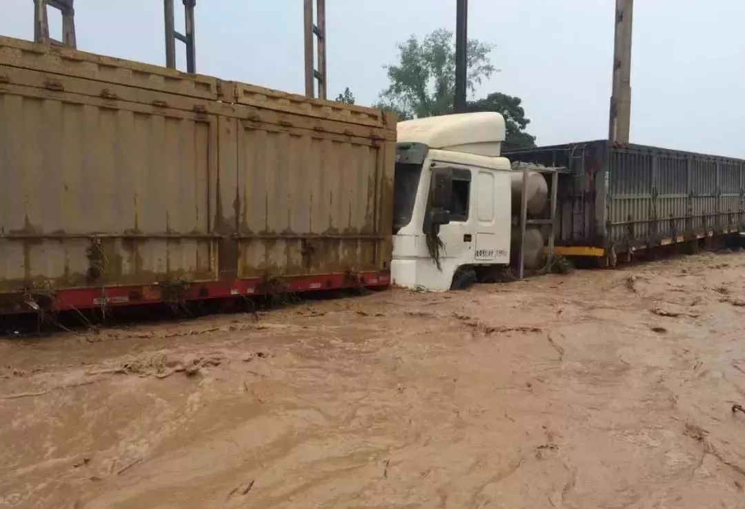 河南偃师暴雨图片