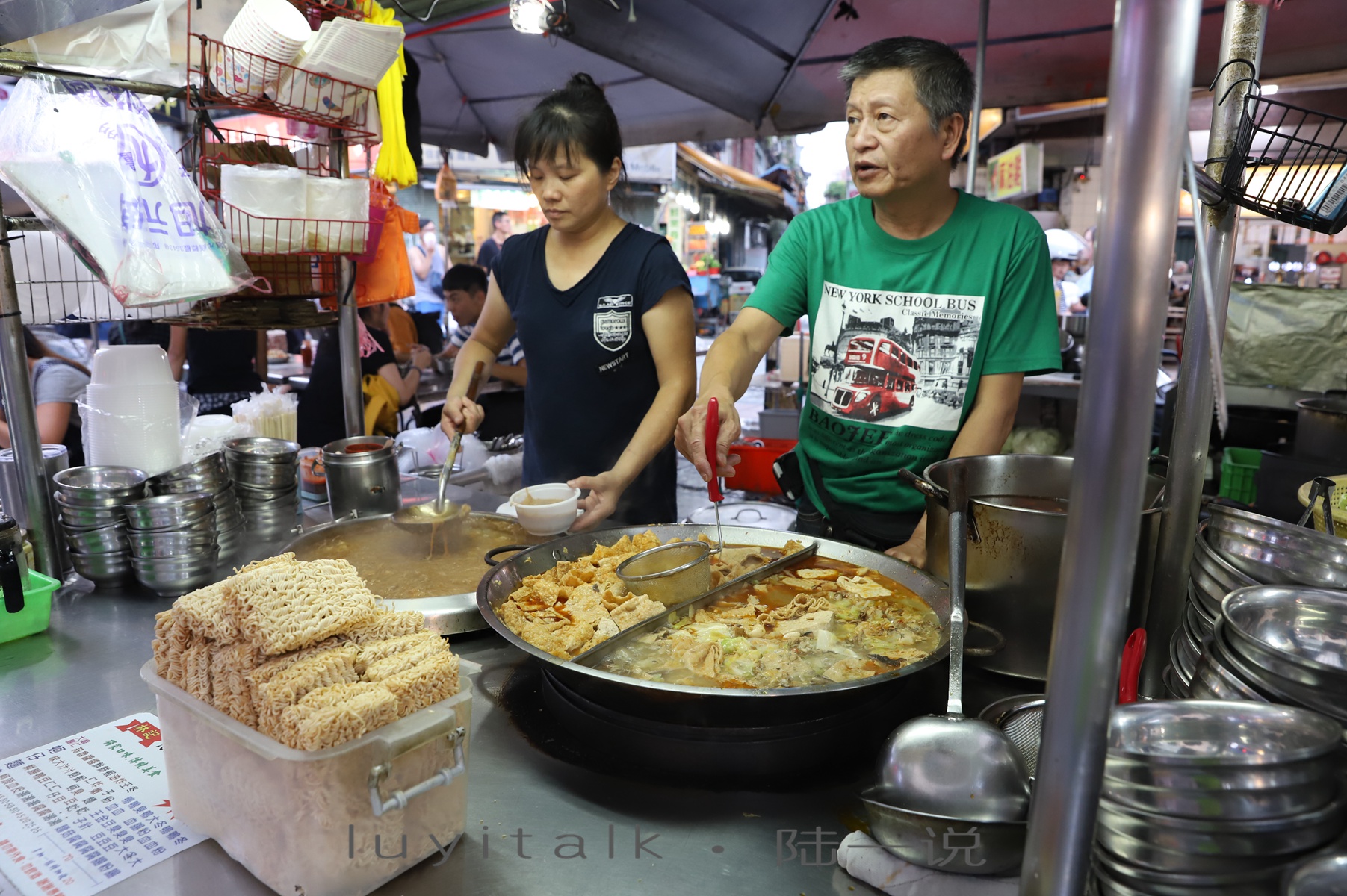 实拍台湾夜市美女老板卤猪脚恶魔鸡排比脸大80岁阿公鱿鱼须有手臂那么