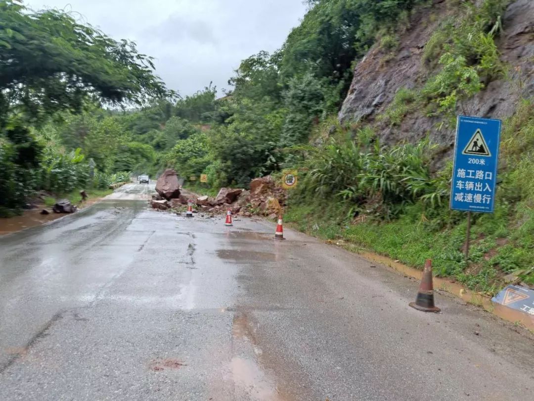 交警提示思茅再遇強降雨山區道路塌方落石多請注意安全