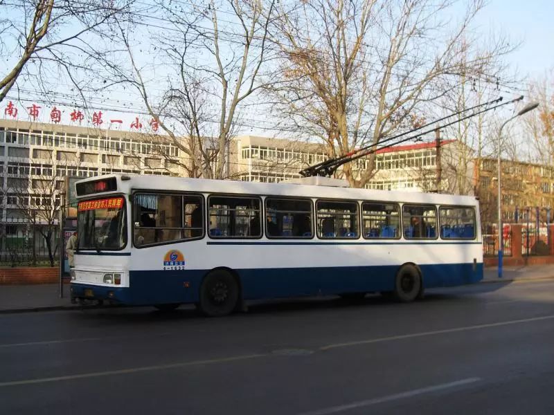 老旧公交车退役济南公交102路大辫子车进入空调时代