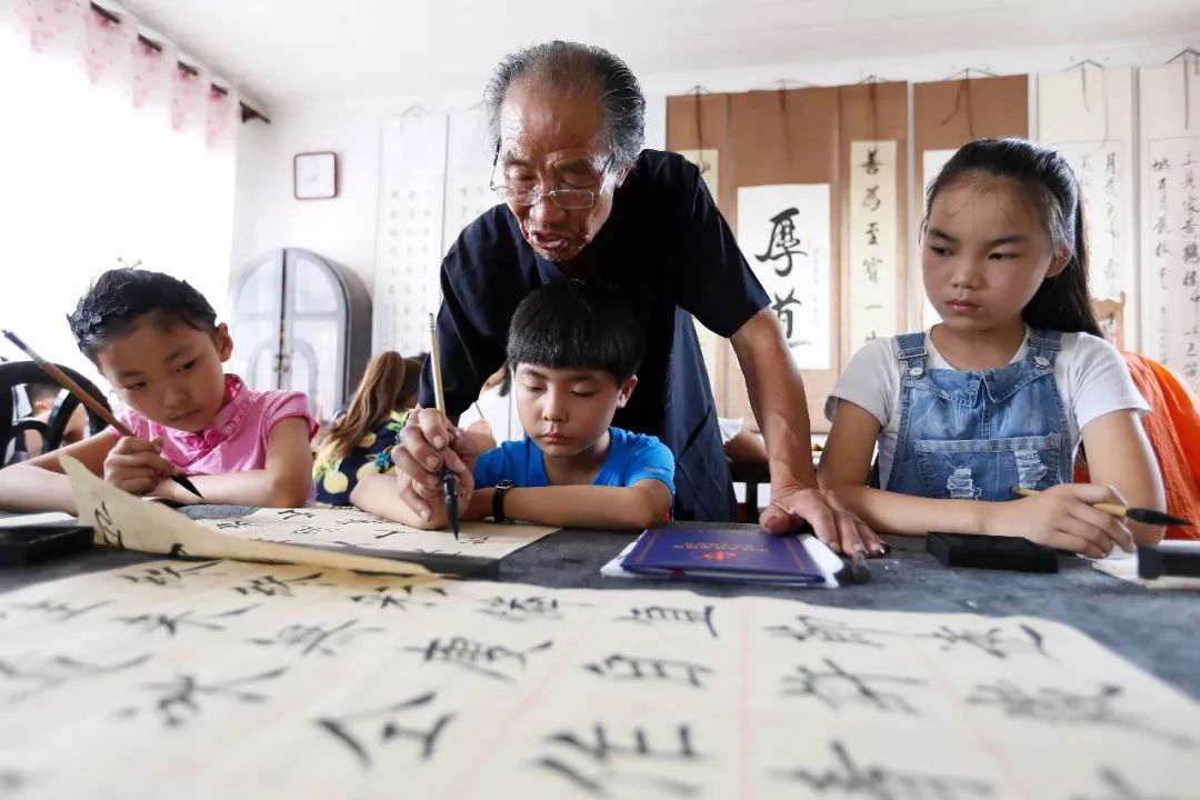 【关注】即墨耄耋老人办公益书法课堂,成农村娃"学习港"