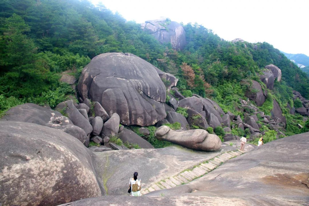 奇峰異石,風景秀麗,是旅遊避暑的勝地境內有國家森林公園玉蒼山濱旅遊