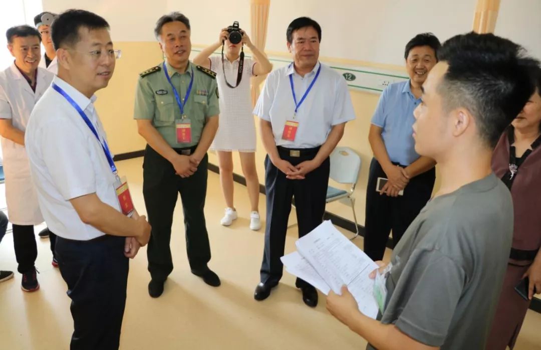 8月6日,县长李小平到宁晋县医院检查指导2018年征兵体检工作