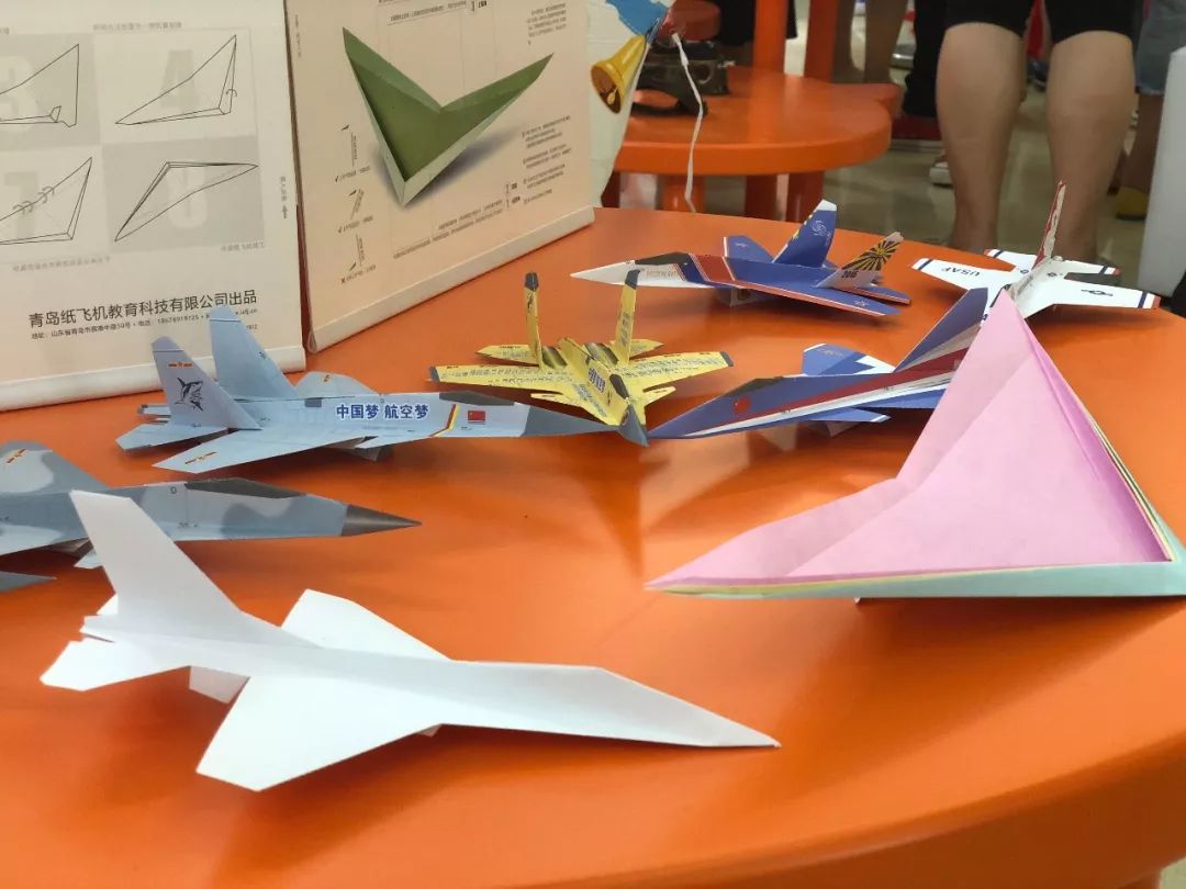 刘冬的仿真纸飞机设计上主翼,副翼,尾舵都可以利用空气动力做调整
