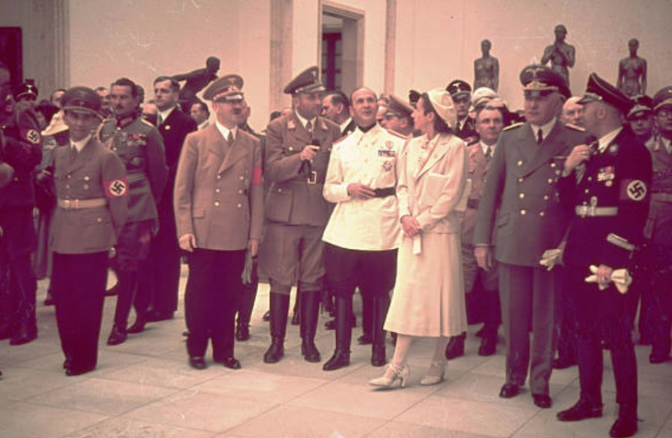 一组二战时期的彩色老照片希特勒被众多奥地利女孩包围