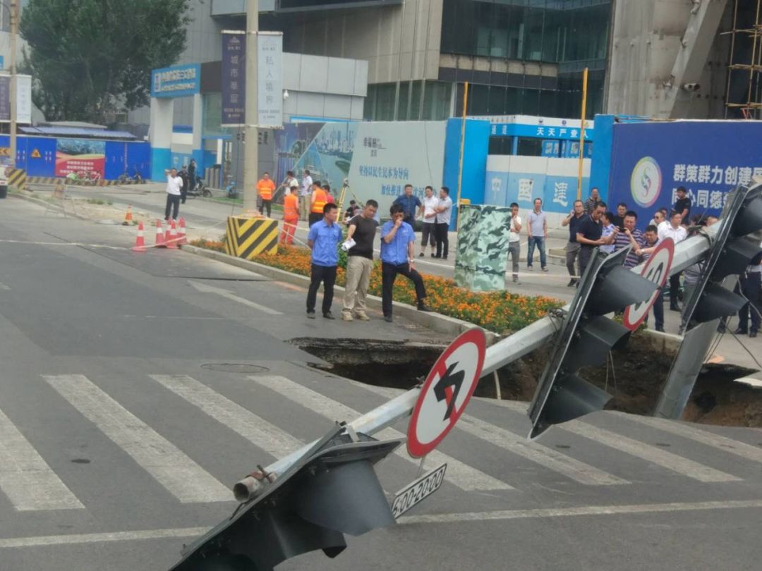 辽宁沈阳路面塌陷图片