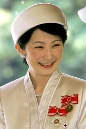 學生時代就和文仁親王訂婚，她是紀子妃，生了日本皇室唯一的男丁 歷史 第3張