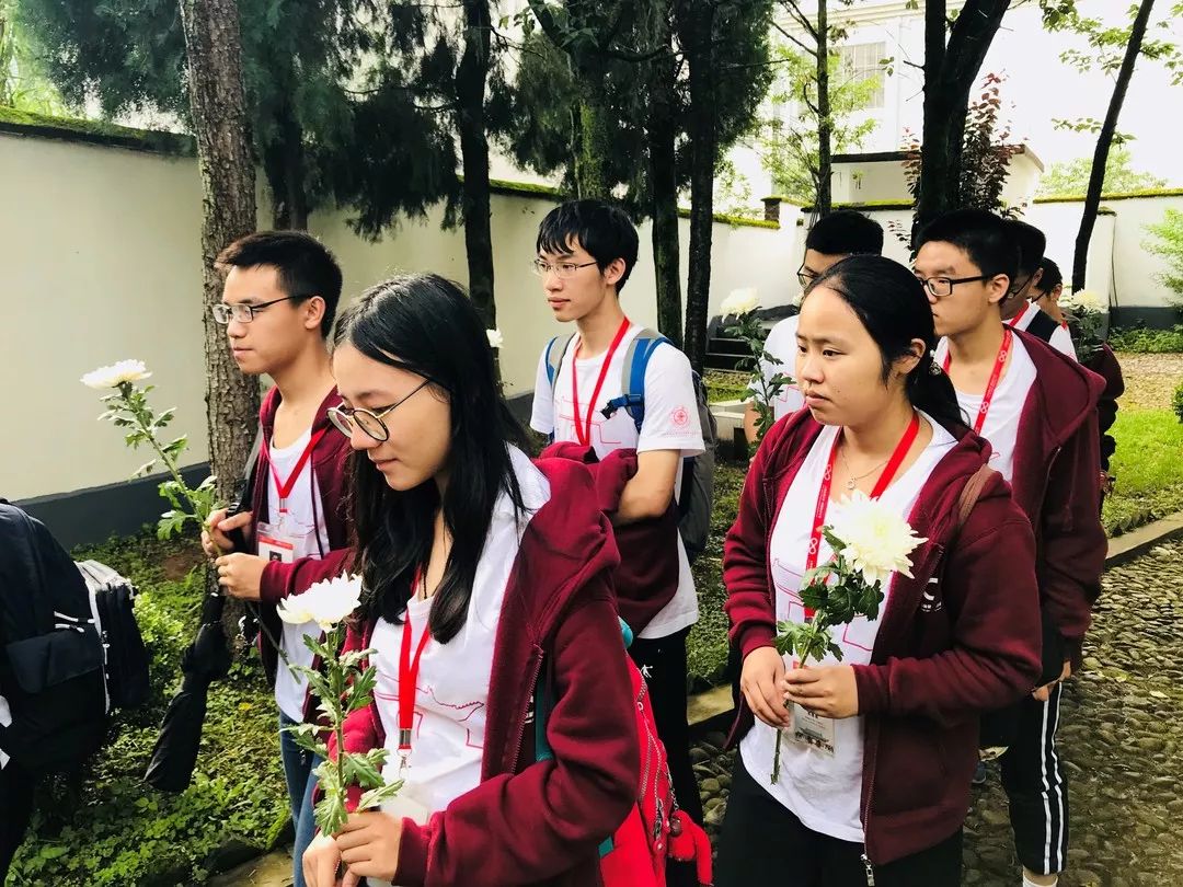 洱源一中参观结束后,成员们一起前往洱源县南山革命烈士纪念园祭扫