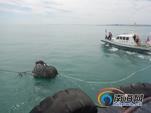 海口海事出動船艇10艘次清理新海港航道礙航漁網漁浮