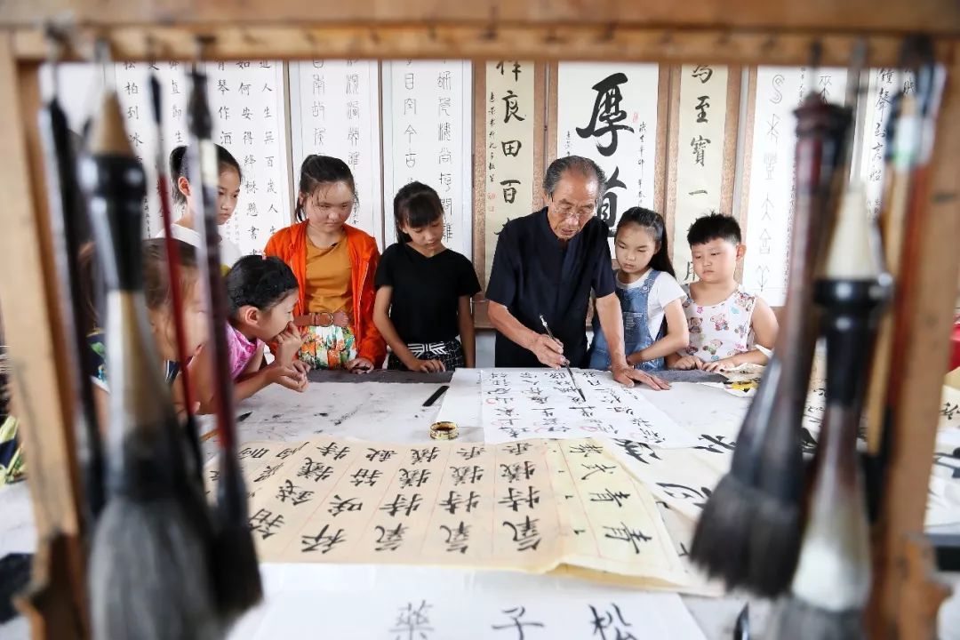 【关注】即墨耄耋老人办公益书法课堂,成农村娃"学习港"