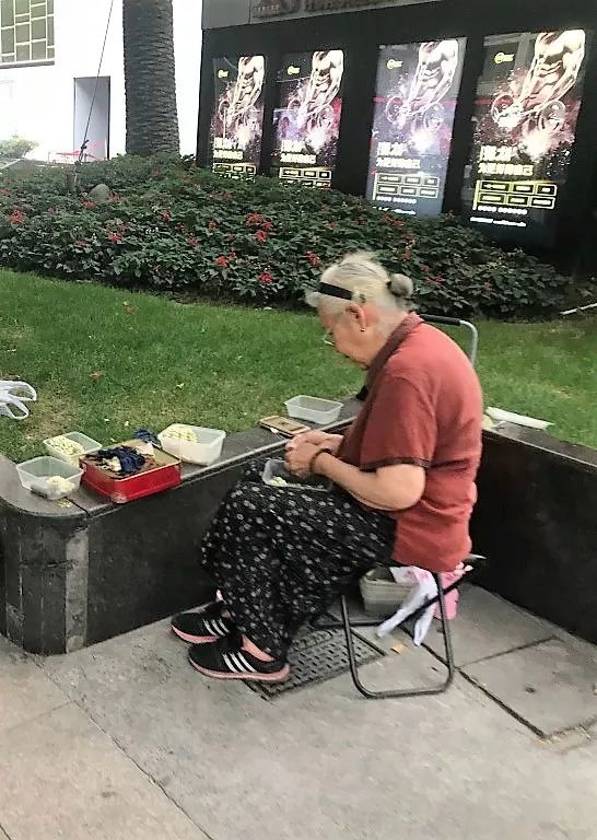 淮海路上79岁阿婆卖白兰花不为钱,原因令人心碎