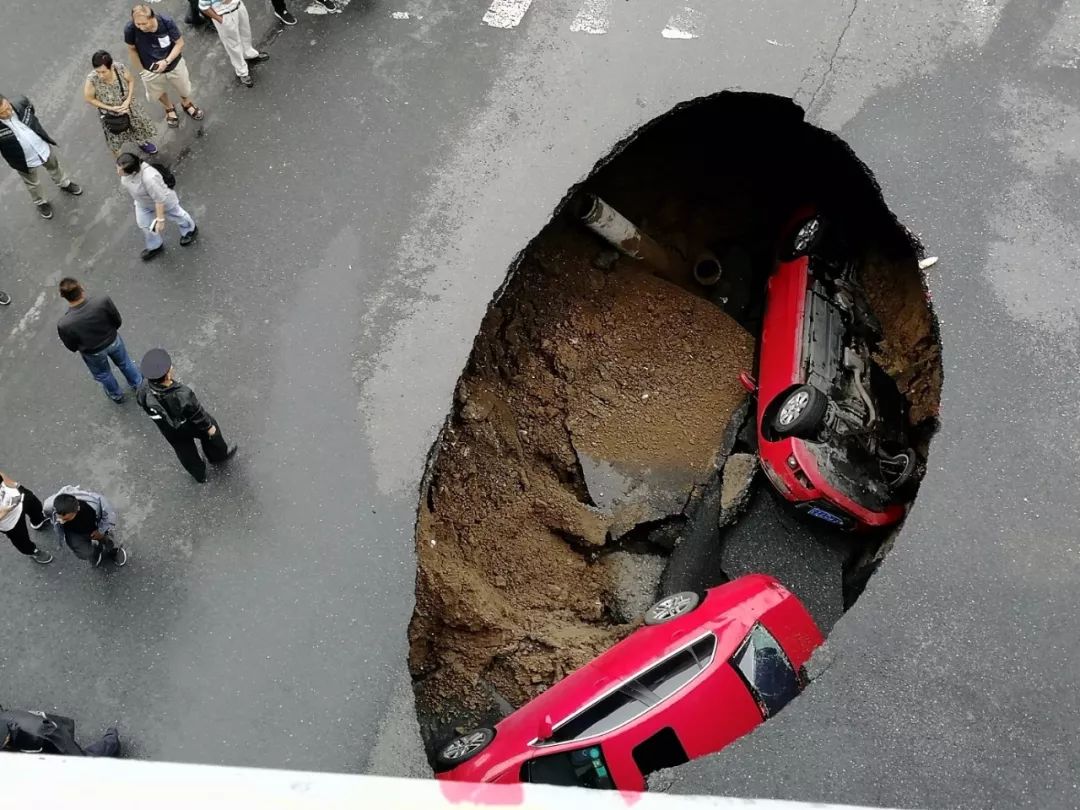 辽宁沈阳路面塌陷图片