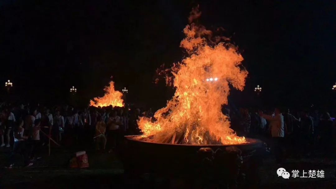 航拍楚雄火把节万人玩火狂欢祭火大典现场