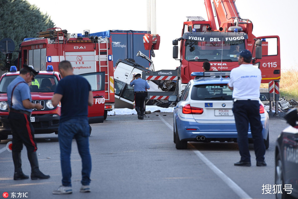 意大利南部福贾省莱西纳,当地发生一起严重交通事故,造成12人死亡,3人