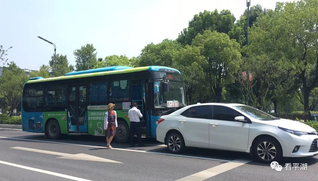 小編的同事曹記者路過新華路梅蘭路交叉口時,看到一輛公交車和一輛