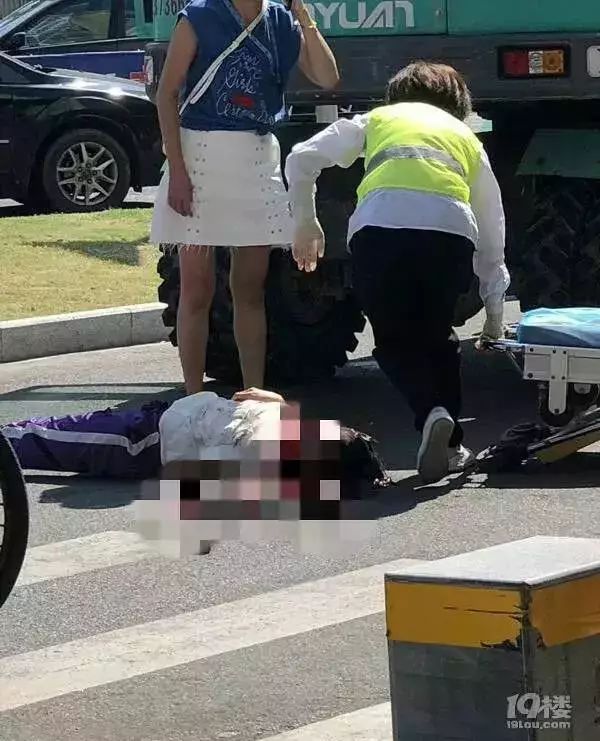 女子被碾压身亡 车祸图片