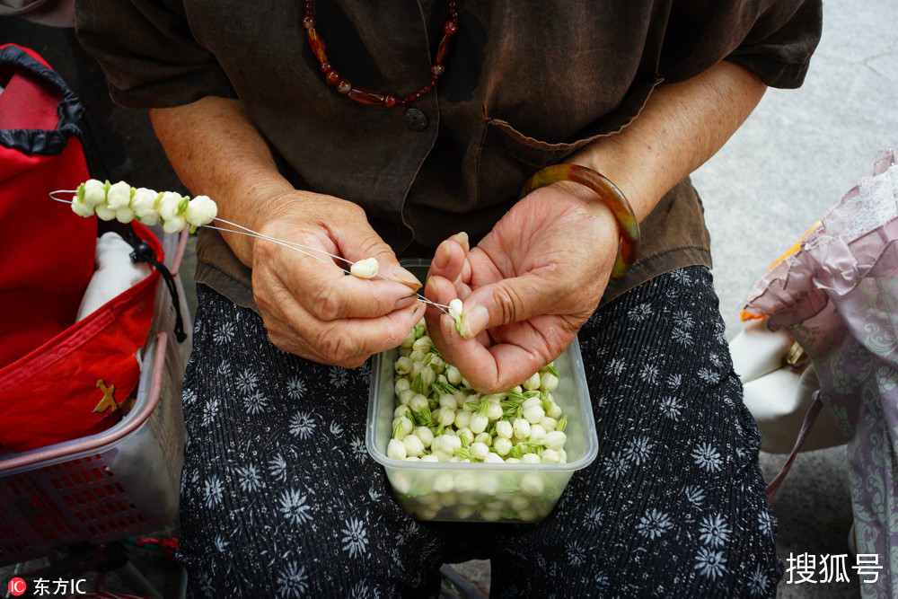 上海79岁阿婆卖白兰花不想给子女添压力