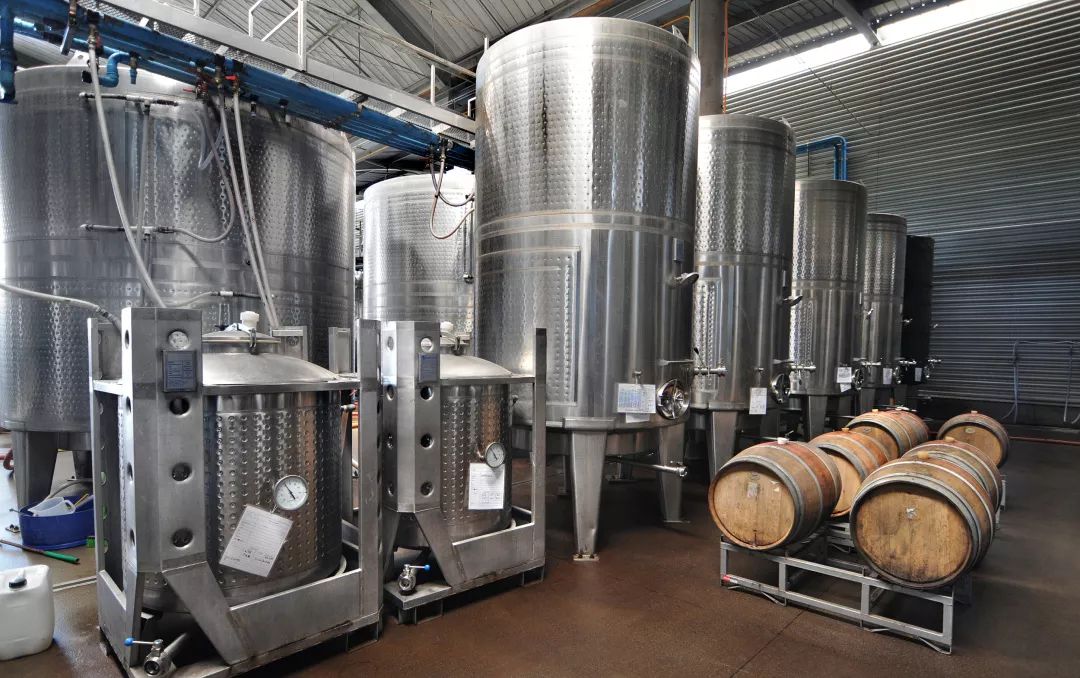 但有的酒庄仍然使用大橡木桶或小橡木桶来发酵部分或所有的葡萄汁