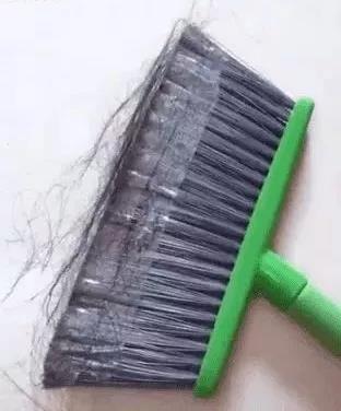 将头发打扫完后,只需要将双面胶从扫把上撕下来,就能快速完成麻烦毛发