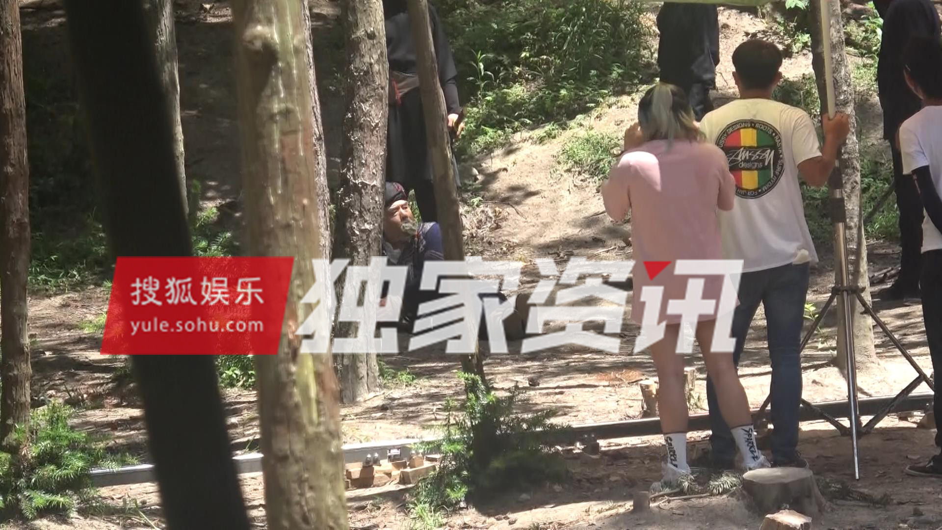 老年夫妇在树林里散步-蓝牛仔影像-中国原创广告影像素材