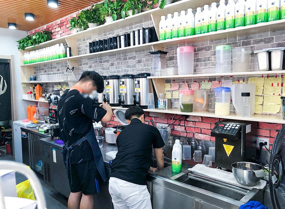 上海店的工作人员都有统一的着装,参与制作奶茶的员工均佩带了口罩