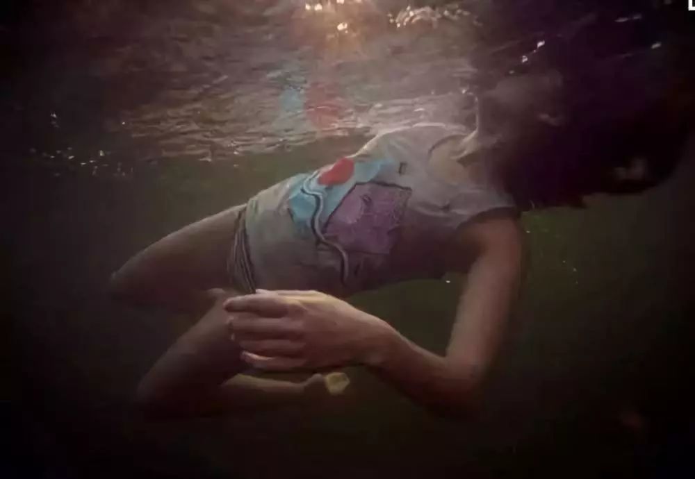 水下女孩溺水图片
