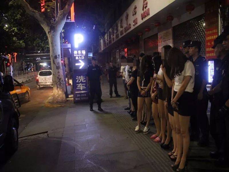 汉滨警方昨晚突击清查娱乐场所 带回89名嫌疑人!