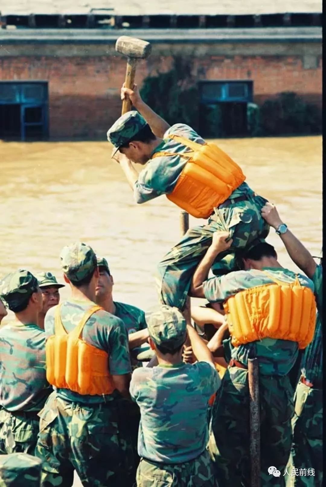 九江大堤决口20周年你可还记得那波澜壮阔的画面满身泥巴的兵