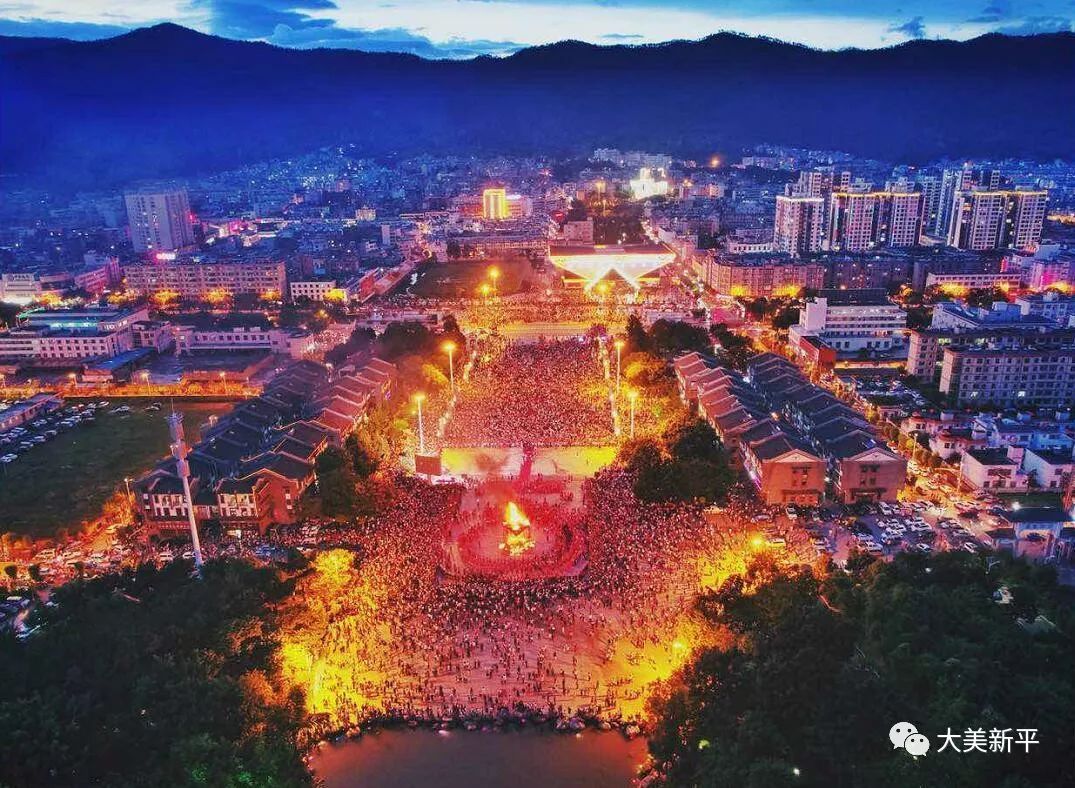 8月5日晚,新平各族人民穿着节日的盛装齐聚县城民族广场,弹起四弦挝起