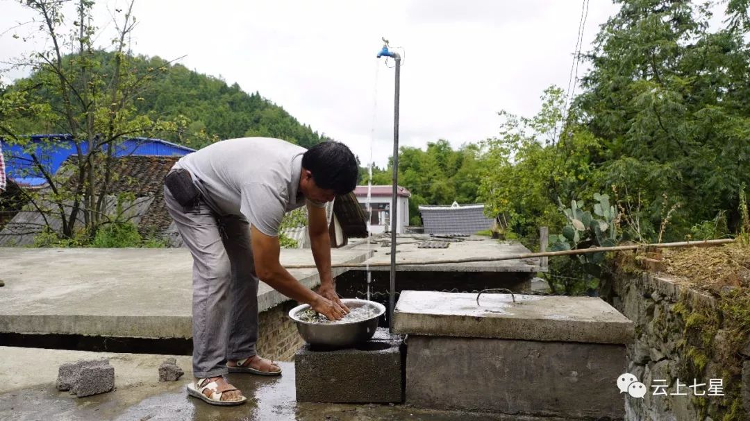 李关前在用自来水洗菜