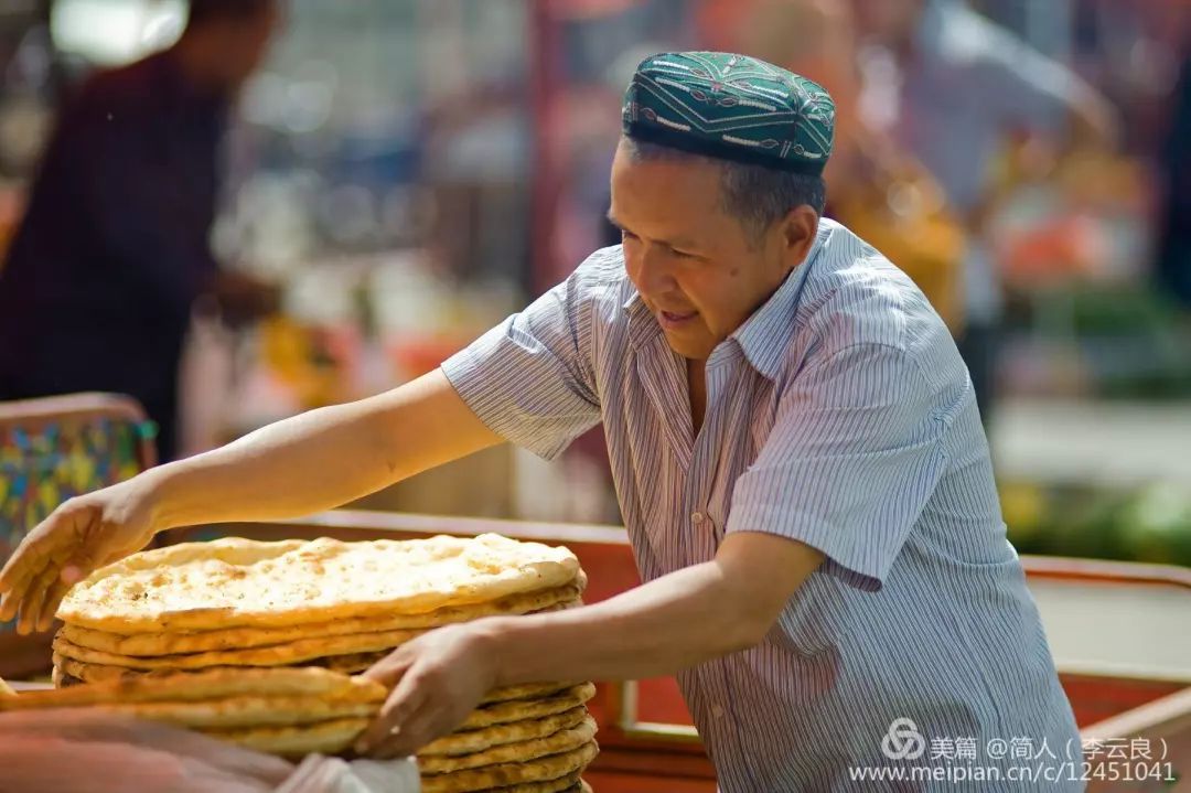 但規模比喀什小了很多,路邊堆著鍋蓋般巨大的烤饢,它們兀自發著金燦燦