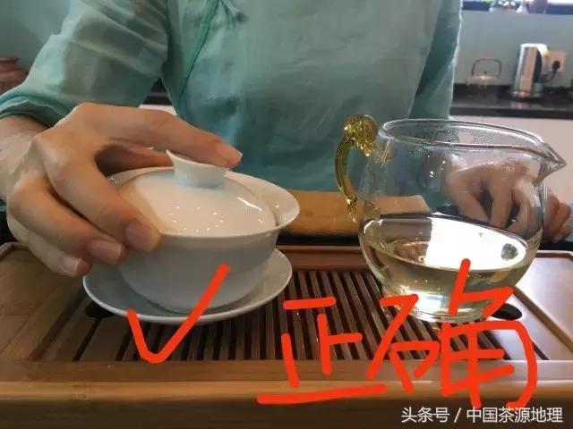 盖碗茶杯喝茶正确手势图片