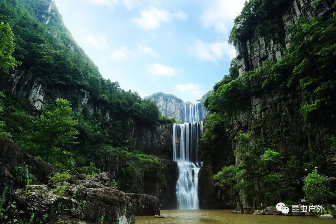 百丈漈飛雲湖景區位於溫州市西南部飛雲江中上游的文成縣,是我國著名