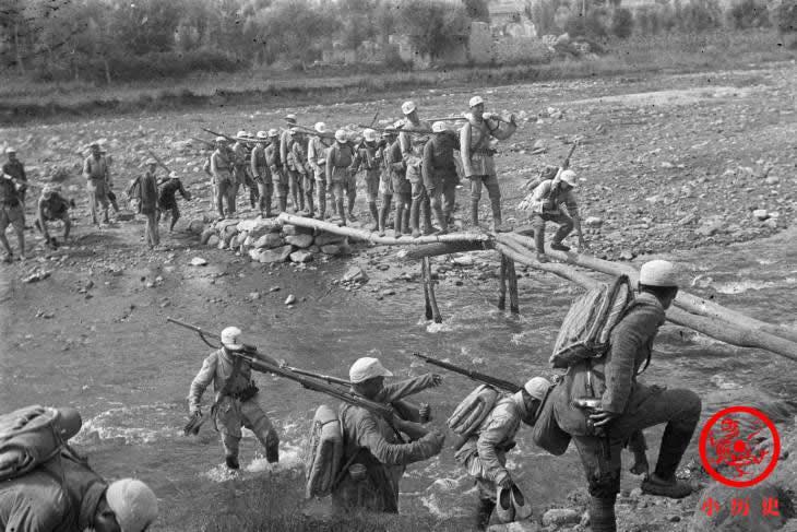 美國記者拍攝的老照片八路軍攻破日軍據點